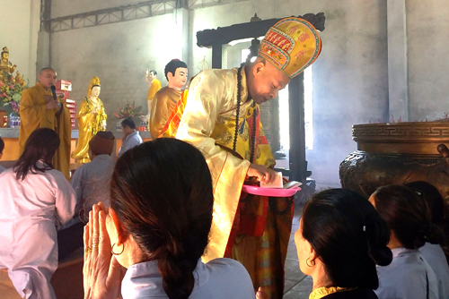 Hàng nghìn du khách đến núi Thần Đinh cầu quốc thái dân an